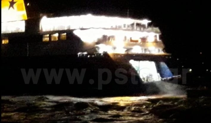 «Μάχη» με τα κύματα το Blue Star Naxos στο λιμάνι της Πάρου (Video)